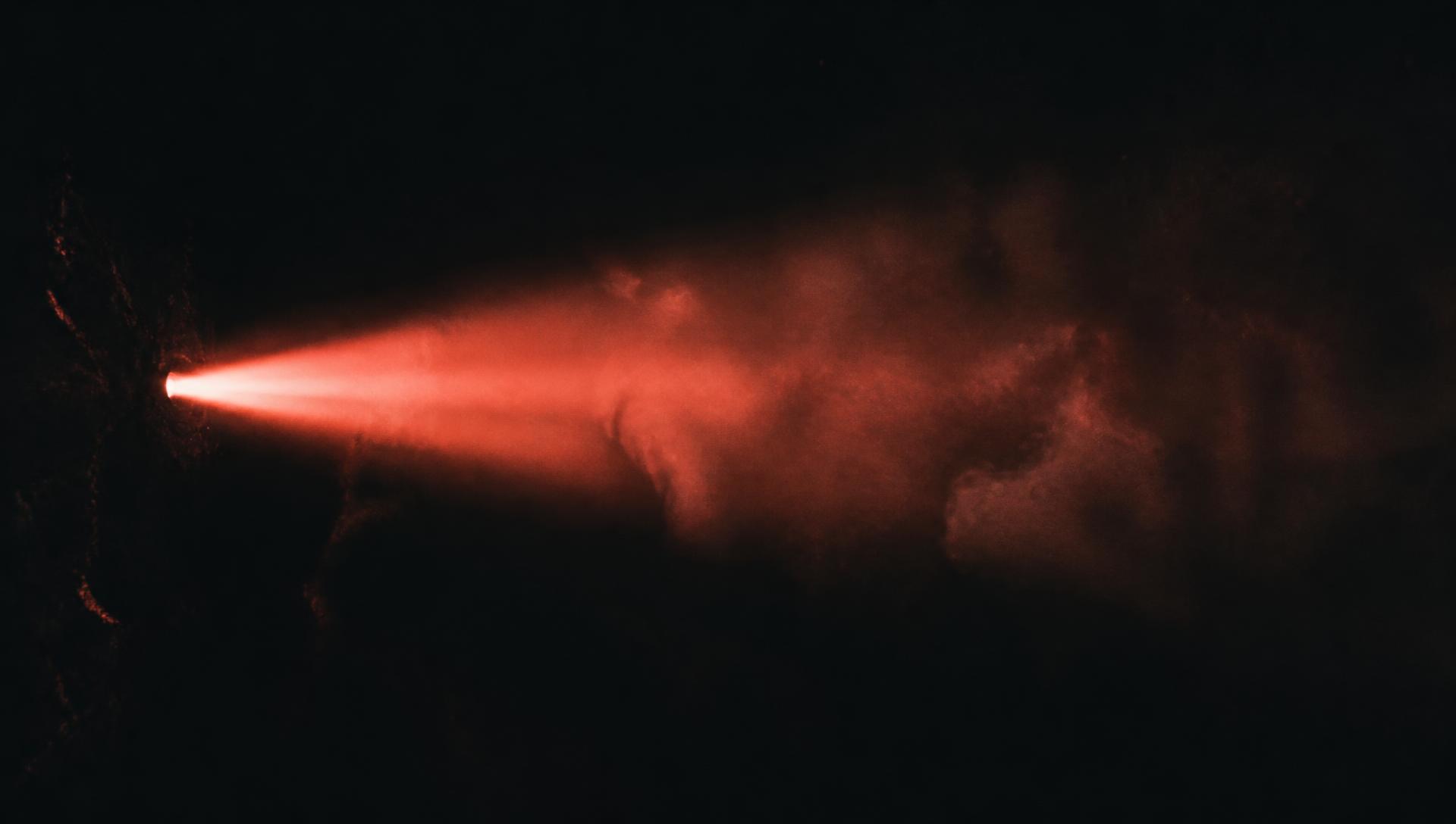 Feixe de luz coral atravessando a escuridão